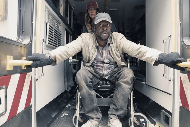 Fear the Walking Dead - I Lose People... - Photos - Mo Collins, Daryl Mitchell