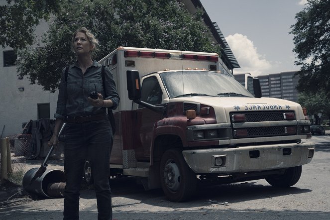 Fear the Walking Dead - I Lose People... - Photos - Jenna Elfman