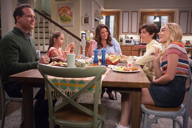 American Housewife - Season 3 - Mom Guilt - Photos - Diedrich Bader, Julia Butters, Katy Mixon, Daniel DiMaggio, Meg Donnelly
