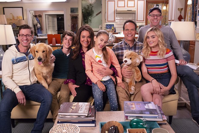 American Housewife - Season 3 - Mom Guilt - Making of - Kenny Schwartz, Daniel DiMaggio, Katy Mixon, Julia Butters, Diedrich Bader, Meg Donnelly, Rick Wiener