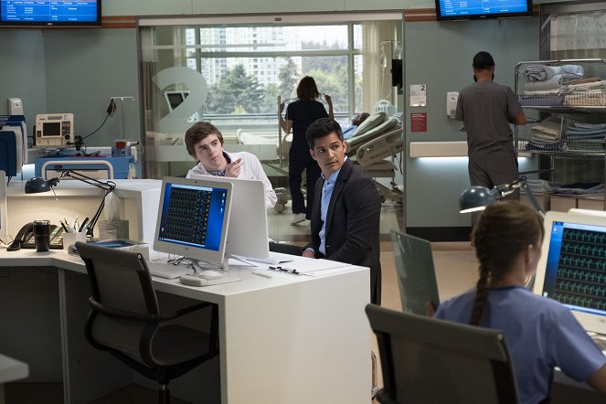 The Good Doctor - Middle Ground - Photos - Freddie Highmore, Nicholas Gonzalez