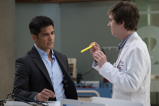 The Good Doctor - Middle Ground - Photos - Nicholas Gonzalez, Freddie Highmore