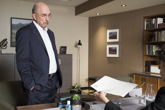 The Good Doctor - Middle Ground - Photos - Richard Schiff