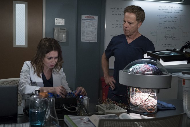 Grey's Anatomy - Season 15 - With a Wonder and a Wild Desire - Van film - Caterina Scorsone, Greg Germann
