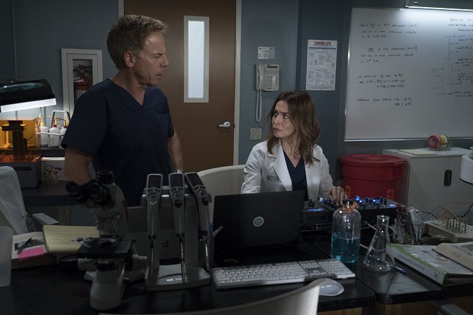Grey's Anatomy - Season 15 - With a Wonder and a Wild Desire - Van film - Greg Germann, Caterina Scorsone