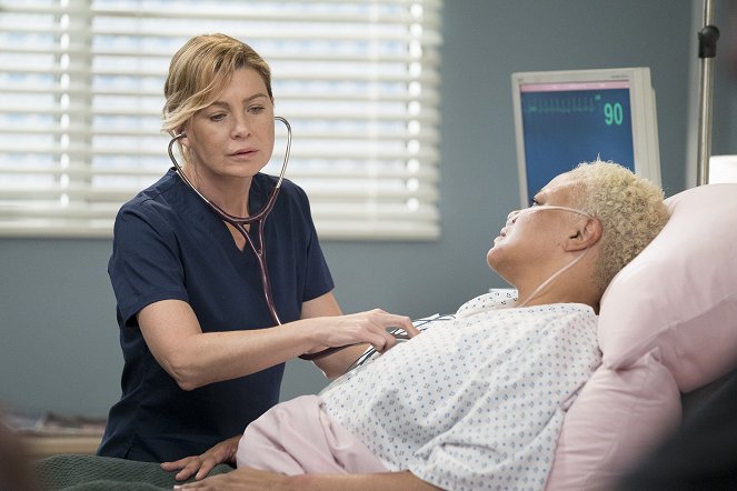 Grey's Anatomy - Season 15 - With a Wonder and a Wild Desire - Photos - Ellen Pompeo, Caroline Clay