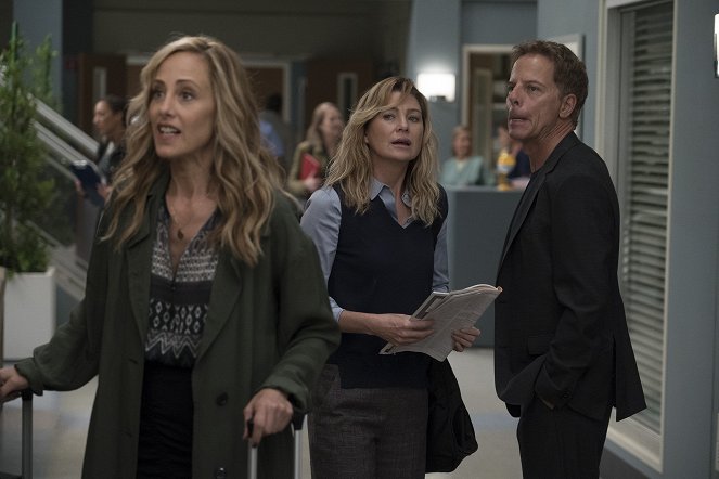 Grey's Anatomy - Season 15 - With a Wonder and a Wild Desire - Van film - Kim Raver, Ellen Pompeo, Greg Germann