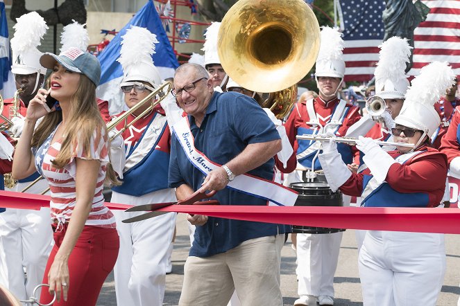 Modern Family - Season 10 - I Love a Parade - Photos - Sofía Vergara, Ed O'Neill