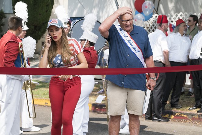 Modern Family - Season 10 - I Love a Parade - Photos - Sofía Vergara, Ed O'Neill