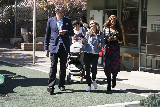 Single Parents - Season 1 - Pilot - Photos - Brad Garrett, Jake Choi, Kimrie Lewis, Leighton Meester