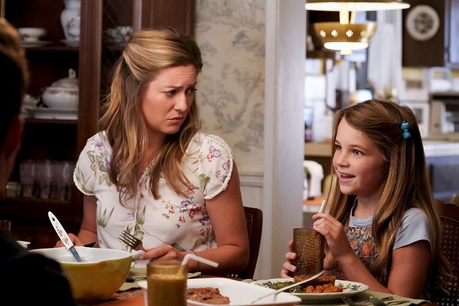 Young Sheldon - Season 2 - A High-Pitched Buzz and Training Wheels - Photos - Zoe Perry, Raegan Revord