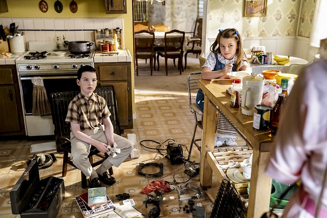 Young Sheldon - A High-Pitched Buzz and Training Wheels - Photos - Iain Armitage, Raegan Revord