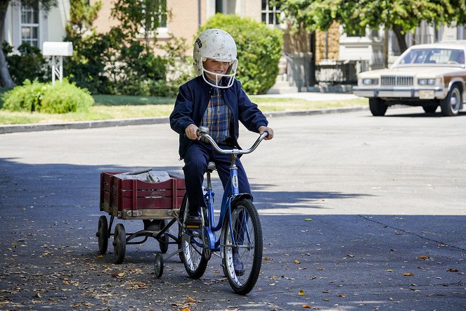 Young Sheldon - A High-Pitched Buzz and Training Wheels - Photos - Iain Armitage