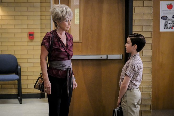 Young Sheldon - Season 2 - Das andere Wunderkind, seine Eltern und noch ein Bier - Filmfotos - Annie Potts, Iain Armitage