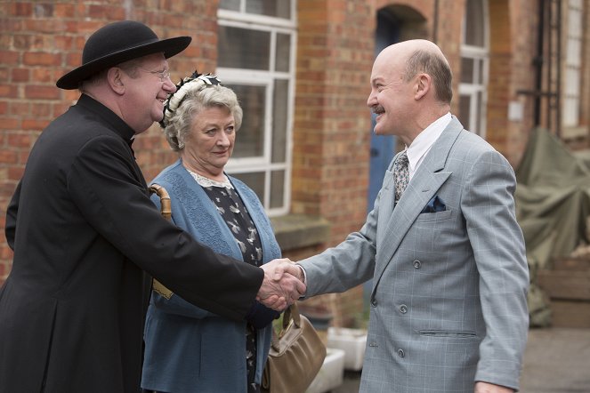 Father Brown - Season 4 - The Crackpot of the Empire - Photos - Mark Williams, Sorcha Cusack, Laurence Kennedy
