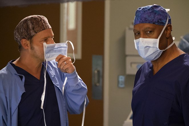 Grey's Anatomy - Season 15 - Gut Feeling - Photos - Justin Chambers, James Pickens Jr.