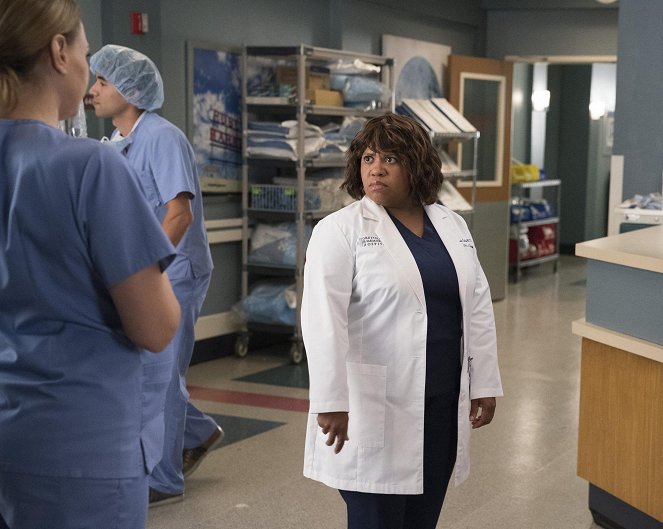 Grey's Anatomy - Season 15 - Gut Feeling - Photos - Chandra Wilson