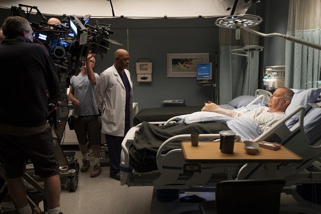 Greyn anatomia - Season 15 - Vaiston varassa - Kuvat kuvauksista - James Pickens Jr., Mark L. Taylor