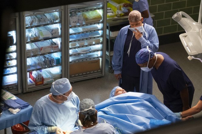 Chirurgové - Série 15 - Divný pocit - Z filmu - Justin Chambers, James Pickens Jr.