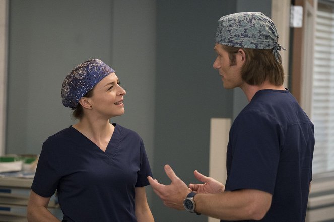 Grey's Anatomy - Season 15 - Gut Feeling - Photos - Caterina Scorsone, Chris Carmack