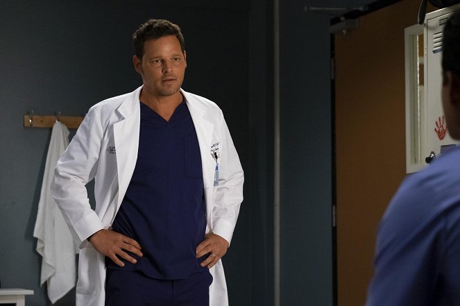 Grey's Anatomy - Season 15 - Gut Feeling - Photos - Justin Chambers
