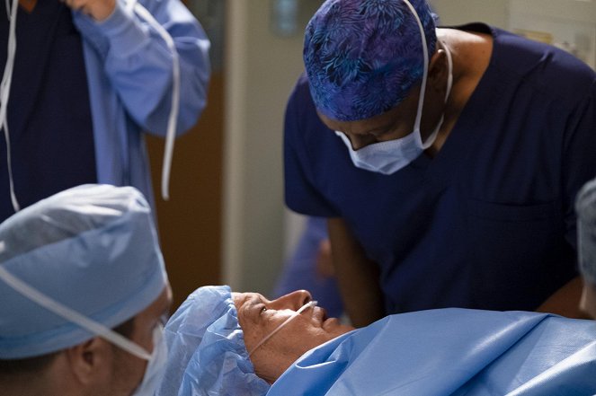 Chirurdzy - Season 15 - Przeczucie - Z filmu - Mark L. Taylor, James Pickens Jr.