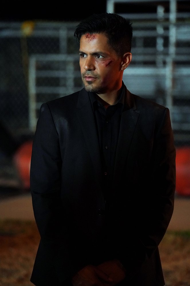Magnum P.I. - From the Head Down - Photos - Jay Hernandez