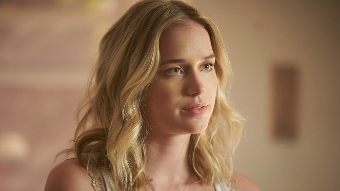 Ty - Pilot - Z filmu - Elizabeth Lail