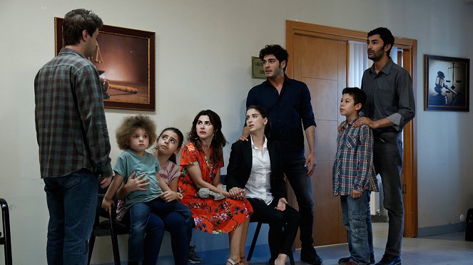 Az én kis családom - Episode 37 - Filmfotók - Ömer Sevgi, Zeynep Selimoğlu, Nesrin Cavadzade, Burak Deniz, Alp Akar