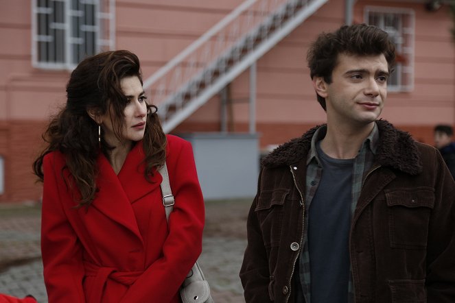 Bizim Hikaye - Episode 18 - Filmfotos - Nesrin Cavadzade, Yağız Can Konyalı