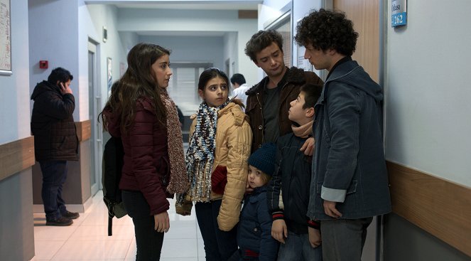 Bizim Hikaye - Episode 20 - Z filmu - Hazal Kaya, Zeynep Selimoğlu, Ömer Sevgi, Yağız Can Konyalı, Alp Akar, Nejat Uygur