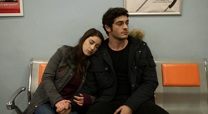 Bizim Hikaye - Episode 20 - Kuvat elokuvasta - Hazal Kaya, Burak Deniz