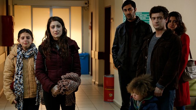 Az én kis családom - Episode 23 - Filmfotók - Zeynep Selimoğlu, Hazal Kaya, Ömer Sevgi, Yağız Can Konyalı, Nesrin Cavadzade
