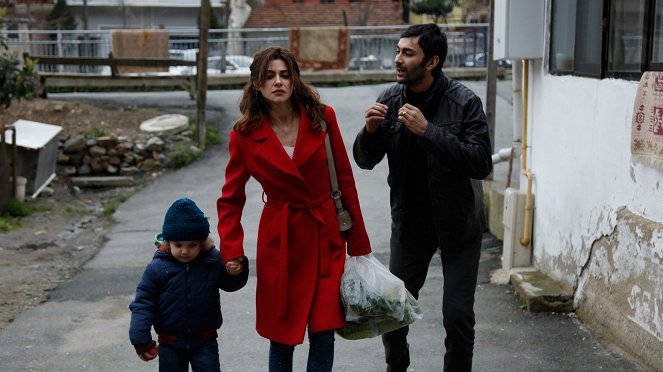 Bizim Hikaye - Episode 24 - Filmfotos - Ömer Sevgi, Nesrin Cavadzade