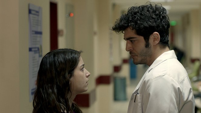 Bizim Hikaye - Episode 24 - Kuvat elokuvasta - Hazal Kaya, Burak Deniz