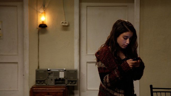 Bizim Hikaye - Episode 32 - Filmfotos - Hazal Kaya