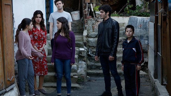 Az én kis családom - Episode 32 - Filmfotók - Zeynep Selimoğlu, Nesrin Cavadzade, Yağız Can Konyalı, Hazal Kaya, Burak Deniz, Alp Akar