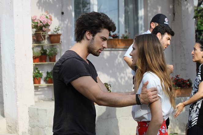 Don't Let Go of My Hand - Episode 4 - Photos - Alp Navruz, Alina Boz