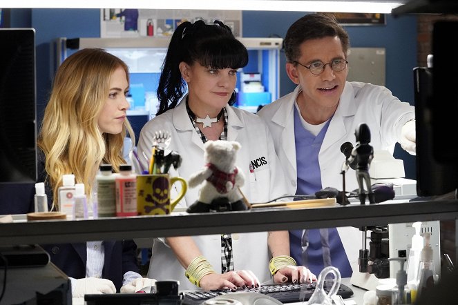 NCIS: Naval Criminal Investigative Service - One Step Forward - Photos - Emily Wickersham, Pauley Perrette, Brian Dietzen