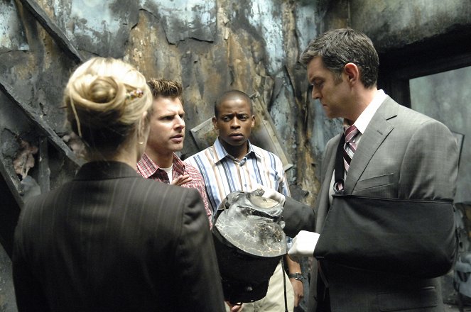 Psych - Season 2 - If You're So Smart, Then Why Are You Dead? - Photos - James Roday Rodriguez, Dulé Hill, Timothy Omundson