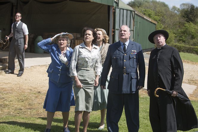 Father Brown - The Missing Man - Photos - Oliver Le Sueur, Sorcha Cusack, Leah Whitaker, Nancy Carroll, Rupert Vansittart, Mark Williams