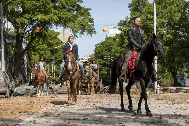 The Walking Dead - A New Beginning - Photos - Alanna Masterson, Tom Payne