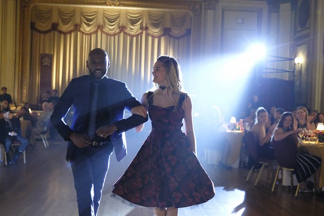 A Million Little Things - Season 1 - Band of Dads - Photos - Romany Malco, Lizzy Greene
