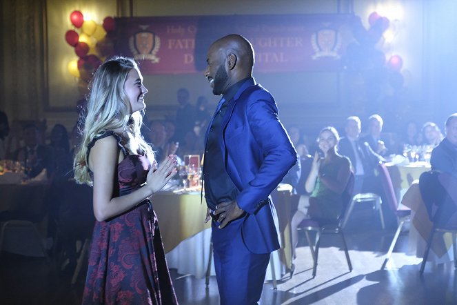 A Million Little Things - Band of Dads - Photos - Lizzy Greene, Romany Malco