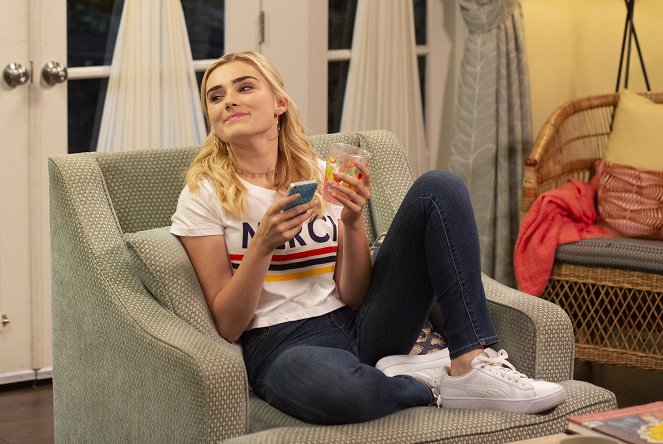 American Housewife - Cheaters Sometimes Win - Kuvat elokuvasta - Meg Donnelly