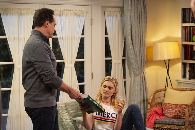 American Housewife - Cheaters Sometimes Win - Photos - Diedrich Bader, Meg Donnelly