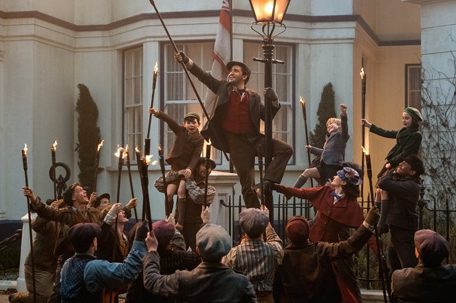 Mary Poppins se vrací - Z filmu - Nathanael Saleh, Lin-Manuel Miranda, Joel Dawson, Emily Blunt, Pixie Davies