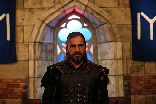 Diriliş: Ertuğrul - Season 4 - Allah'ın Kanunları, Allah'ın Adaleti - De la película - Engin Altan Düzyatan