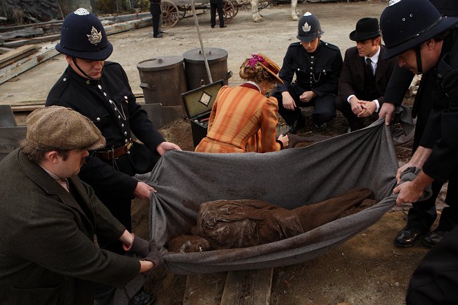 Murdoch Mysteries - Love and Human Remains - Photos