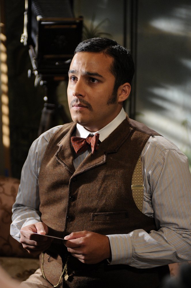 Murdoch Mysteries - Season 3 - In the Altogether - Filmfotos - Ennis Esmer